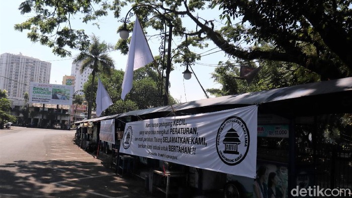 Kibarkan Bendera Putih, PKL di Bandung Tolak PPKM Darurat Diperpanjang Pedagang kaki lima (PKL) di Bandung punya cara sendiri menyuarakan aspirasi mereka tolak PPKM Darurat diperpanjang. Salah satunya dengan kibarkan bendera putih.