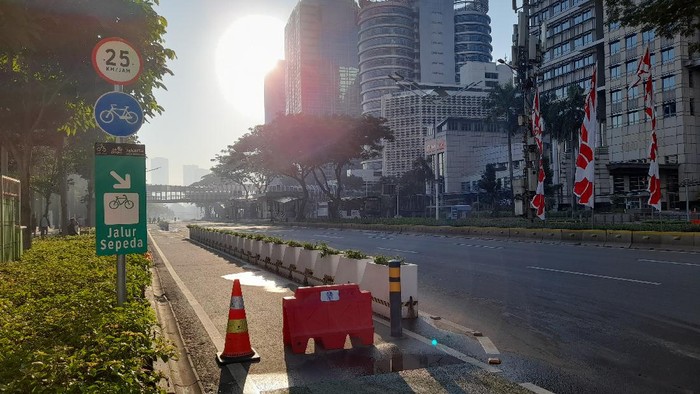 Kondisi Jalan Sudirman Jakarta yang sepi saat PPKM Darurat