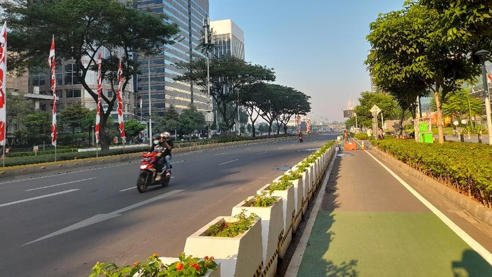 Kondisi Jalan Sudirman Jakarta yang sepi saat PPKM Darurat