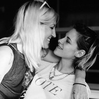 Keduanya pertama kali terlihat bersama pada Agustus 2019. Pasangan yang bertemu di lokasi syuting tujuh tahun lalu itu kemudian meresmikan hubungan ketika Dylan mengunggah foto mesra mereka sebulan kemudian.jalanan-cinta-mereka. Foto: Instagram Dylan Meyer