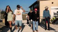 Meski tengah libur MotoGP, Rossi tetap tak bisa jauh dari motor dan lintasan. Rossi bersama beberapa rekan dan kekasihnya membangikan momen mereka bersantai di Moto Ranch miliknya di Tavullia, Italia (Instagram @francescasofianovello)