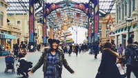 Ini saat Sora jalan-jalan ke Tokyo Disneyland. Dia menyebut tempat ini sebagai The Happiest Place On Earth alias tempat paling bahagia di muka bumi. (Instagram/@aoi_sola)