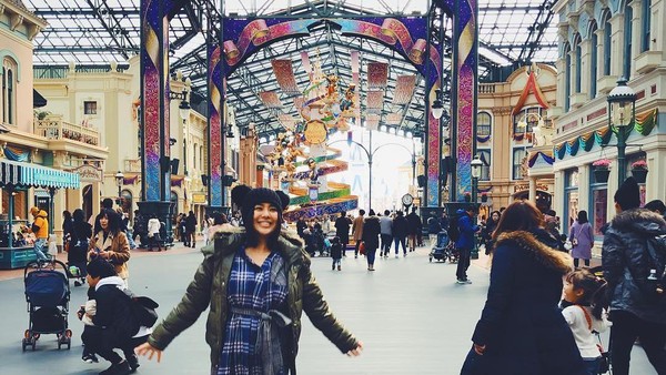 Ini saat Sora jalan-jalan ke Tokyo Disneyland. Dia menyebut tempat ini sebagai The Happiest Place On Earth alias tempat paling bahagia di muka bumi. (Instagram/@aoi_sola) Ini saat Sora jalan-jalan ke Tokyo Disneyland. Dia menyebut tempat ini sebagai The Happiest Place On Earth alias tempat paling bahagia di muka bumi. (Instagram/@aoi_sola)