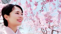 Sora Aoi dan bunga sakura. Sejak pensiun sebagai bintang porno, Sora disibukkan dengan kegiatan mengurus 2 anak. Tapi itu tidak membuat Sora kehilangan kecantikannya. (Instagram/@aoi_sola)