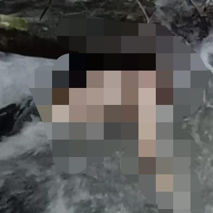 Dua pencari ikan menemukan mayat wanita setengah telanjang di Sungai Jimbe, Kecamatan Kademangan. Identitas mayat bertato tulisan Winda di lengan kiri itu belum terungkap.