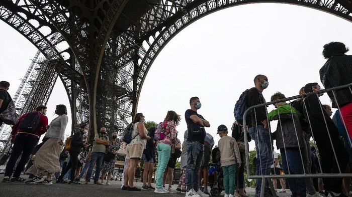 Menara Eiffel dibuka