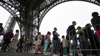 Wisatawan mengantre untuk naik Menara Eiffel. (AP Photo/Michel Euler)