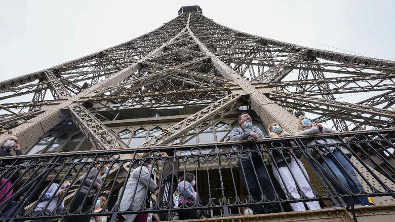 Menara Eiffel dibuka Menara Eiffel dibuka