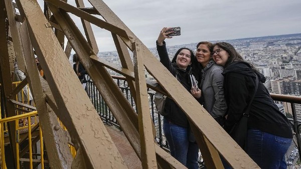 Kapasitas harian Menara Eiffel dibatasi menjadi 13 ribu orang, sekitar separuh dari kuota saat kondisi normal. Itu sebagai pelaksanaan protokol kesehatan. (AP Photo/Michel Euler) Kapasitas harian Menara Eiffel dibatasi menjadi 13 ribu orang, sekitar separuh dari kuota saat kondisi normal. Itu sebagai pelaksanaan protokol kesehatan. (AP Photo/Michel Euler)