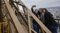 Kapasitas harian Menara Eiffel dibatasi menjadi 13 ribu orang, sekitar separuh dari kuota saat kondisi normal. Itu sebagai pelaksanaan protokol kesehatan. (AP Photo/Michel Euler)