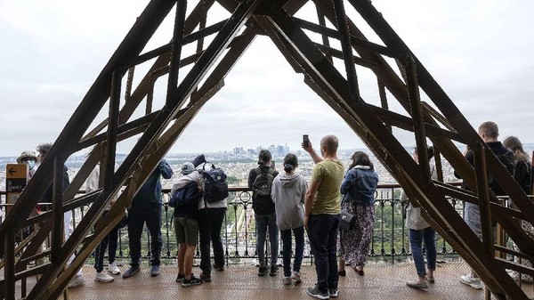 Mulai Rabu depan (21/7), pengunjung diharuskan menunjukkan bukti telah menjalani vaksinasi atau memiliki hasil tes Covid-19 negatif. (AP Photo/Michel Euler) Mulai Rabu depan (21/7), pengunjung diharuskan menunjukkan bukti telah menjalani vaksinasi atau memiliki hasil tes Covid-19 negatif. (AP Photo/Michel Euler)