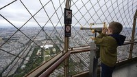 Penutupan panjang Menara Eiffel telah menyebabkan paceklik keuangan dari perusahaan pengelola monumen tersebut atas nama Kota Paris, Sete. (AP Photo/Michel Euler)