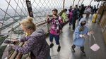 Foto: Ramainya Menara Eiffel Pertama Saat Pertama Dibuka