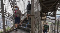 Pencabutan penutupan Menara Eiffel itu memungkinkan wisatawan untuk menikmati view Paris dari ketinggian di 300 meter. (AP Photo/Michel Euler)