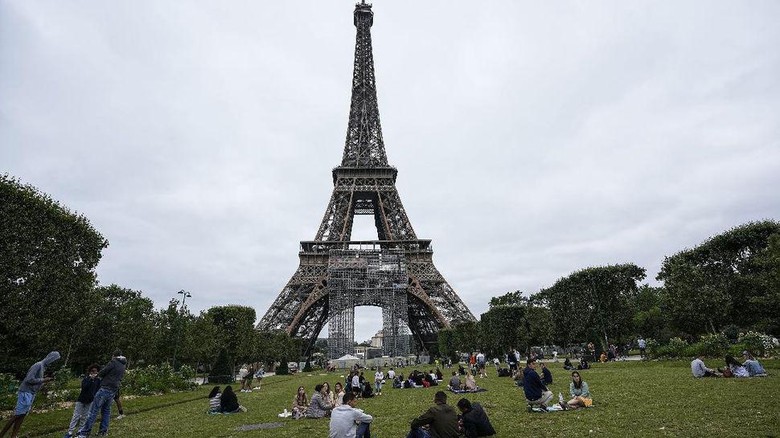 Menara Eiffel dibuka