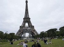 Bukan Replika! Tangga Asli Menara Eiffel Bakal Dilelang