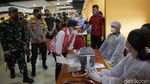 Menhub Budi Karya Kunjungi Sentra Vaksin di Terminal Pulo Gebang