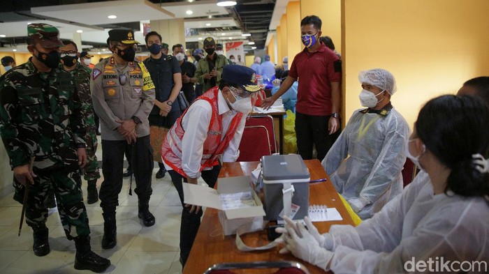 Menhub Budi Karya Kunjungi Sentra Vaksin di Terminal Pulo Gebang Menhub Budi Karya Sumadi meninjau sentra vaksin di Terminal Pulo Gebang. Program vaksinasi itu targetkan 10.000 orang menerima vaksin COVID-19 dosis pertama.