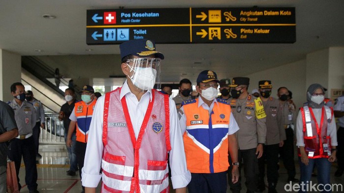 Menhub Budi Karya Kunjungi Sentra Vaksin di Terminal Pulo Gebang Menhub Budi Karya Sumadi meninjau sentra vaksin di Terminal Pulo Gebang. Program vaksinasi itu targetkan 10.000 orang menerima vaksin COVID-19 dosis pertama.