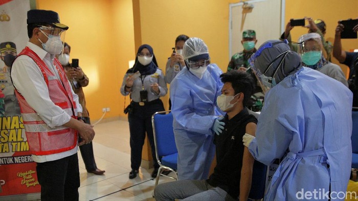 Menhub Budi Karya Sumadi meninjau sentra vaksin di Terminal Pulo Gebang. Program vaksinasi itu targetkan 10.000 orang menerima vaksin COVID-19 dosis pertama.