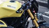 Kaki-kaki bagian depan motor ini tampil sangat berotot dan mencolok. Penggunaan sok upside down merek Nui Racing berkelir emas ini, selain membuat redaman motor jadi lebih baik, juga tampak matching secara tampilan. Foto: Muhammad Hafizh Gemilang