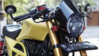 Jati diri Yamaha XMAX ini sebisa mungkin tetap dipasangkan oleh Dega ke motor matic yang kini tampil bak moge cafe racer. Selain dari bagian CVT, kalau jeli melihat bagian rumah kuncinya pasti akan sadar ini adalah Yamaha XMAX.  Foto: Muhammad Hafizh Gemilang