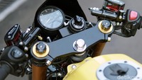 Lalu untuk bagian kemudi, Dega menggunakan setang clip on dari Nui Racing. Sementara untuk printilan setang seperti handle rem, master rem dan hand grip pakai part dari RCB. Foto: Muhammad Hafizh Gemilang
