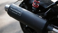Untuk urusan knalpot, Rainbow Moto Builder mempercayakan kepada knalpot bikinan sendiri yang dibuat dari bahan stainless-steel yang diberi kelir hitam dari powder coating. Foto: Muhammad Hafizh Gemilang