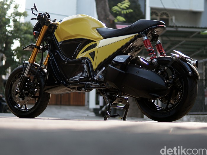 Modifikasi Yamaha XMAX 250 Cafe Racer by Rainbow Moto Builder Modifikasi Yamaha XMAX 250 Cafe Racer by Rainbow Moto Builder