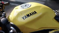 Tentu hal yang langsung menarik perhatian dari motor ini adalah pemilihan tangki bensin yang digeser ke atas. Tangki Yamaha XMAX yang asli, posisinya ada di bawah dek, persis seperti konstruksi di Yamaha NMAX. Tangki yang digunakan di motor ini adalah tangki kepunyaan Honda New Megapro Foto: Muhammad Hafizh Gemilang