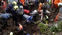 Dinding yang runtuh dan tanah longsor yang terjadi akibat hujan lebat membuat sejumlah rumah rusak di area permukiman kumuh tersebut.