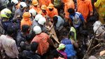 Momen Evakuasi Korban Longsor di Permukiman Kumuh India