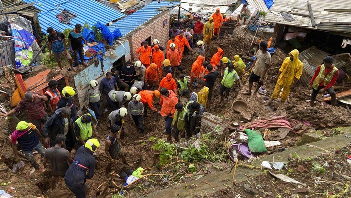 Momen Evakuasi Korban Longsor di Permukiman Kumuh India Hujan lebat menyebabkan longsor di area permukiman kumuh Mumbai, India. Sejumlah orang dilaporkan tewas akibat kejadian tersebut.