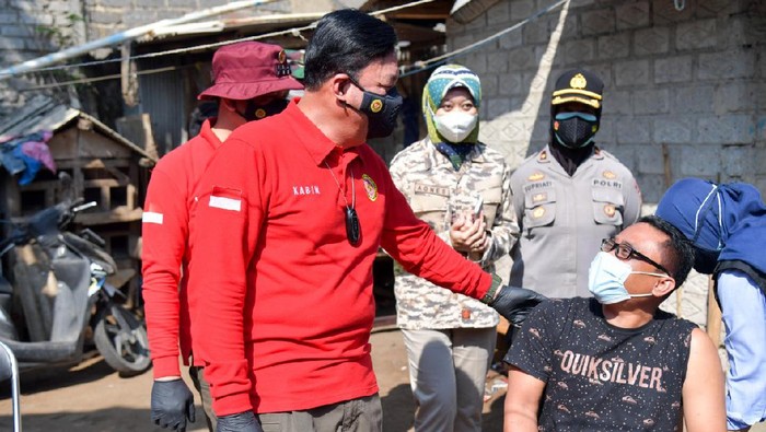 Badan Intelijen Negara (BIN) blusukan ke kawasan Desa Mekarsari, Kabupaten Bandung Barat (KBB) untuk melaksanakan vaksinasi COVID-19, Minggu (18/7/2021).