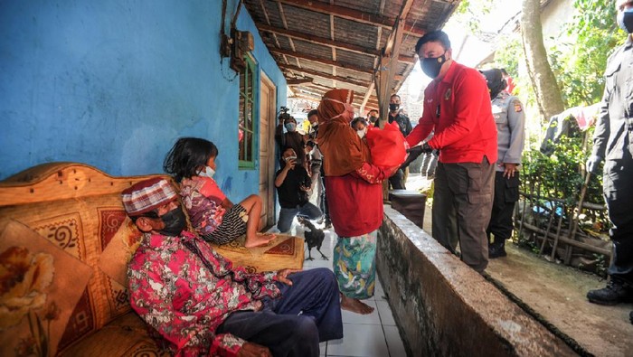 Momen Vaksinasi Door to Door di Desa Mekarsari Bandung Badan Intelijen Negara (BIN) blusukan ke kawasan Desa Mekarsari, Kabupaten Bandung Barat (KBB) untuk melaksanakan vaksinasi COVID-19, Minggu (18/7/2021).