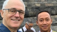 Candi Borobudur pun jadi kawah candradimuka bagi Mura. Meski kadang masih ketakutan tidak bisa bicara, Mura tak pernah menyerah. Sampai akhirnya dia dipercaya mendampingi tamu-tamu VVIP. Salah satunya PM Australia, Malcolm Turnbull. (Mura Aristina/Istimewa)
