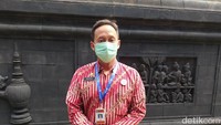 Mura Aristina (39) dulu berprofesi jadi tukang sapu di Candi Borobudur. Namun berkat keinginan belajar yang kuat, kini Mura naik pangkat menjadi guide untuk tamu-tamu VVIP yang berkunjung