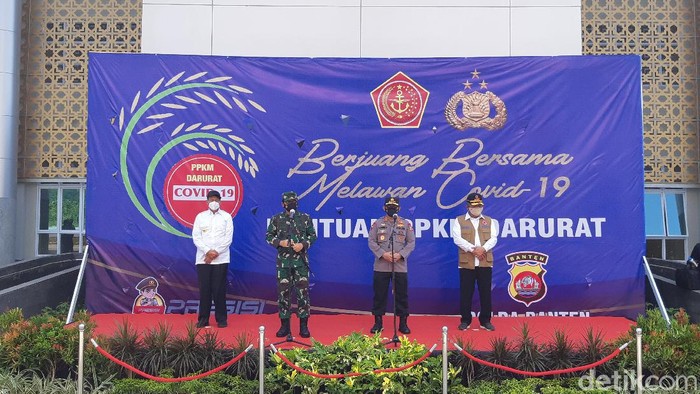 Panglima TNI Marsekal Hadi Tjahjanto bersama Kapolri Jenderal Listyo Sigit Prabowo didampingi Gubernur Banten Wahidin Halim dan jajaran