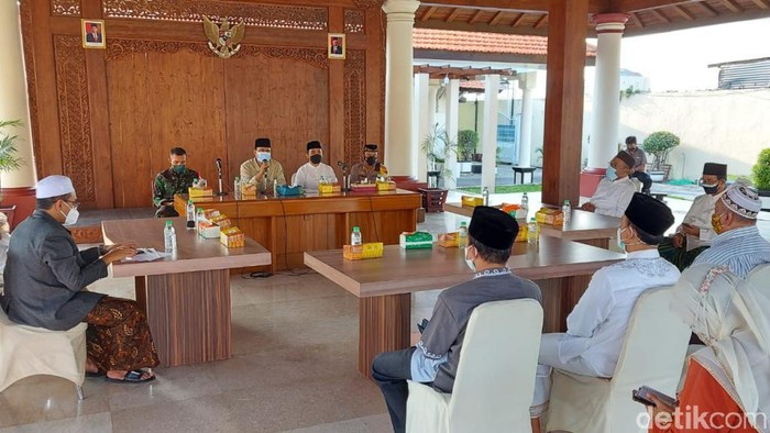 Wali Kota Pasuruan Saifullah Yusuf (Gus Ipul) menyampaikan prosedur penyembelihan hewan kurban di tengah pandemi COVID-19. Penyembelihan hewan korban dilakukan di Rumah Potong Hewan (RPH).
