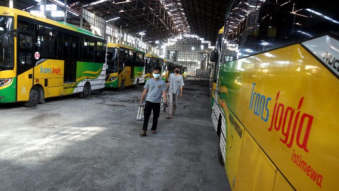 Pengumuman Lur, Bus Trans Jogja Berhenti Operasi Sementara Bus Trans Jogja berhenti beroperasi hingga berakhirnya PPKM Darurat. Hal itu dilakukan guna menekan mobilitas warga selama pemberlakuan PPKM Darurat.