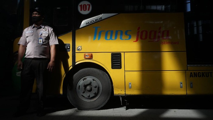 Bus Trans Jogja berhenti beroperasi hingga berakhirnya PPKM Darurat. Hal itu dilakukan guna menekan mobilitas warga selama pemberlakuan PPKM Darurat.