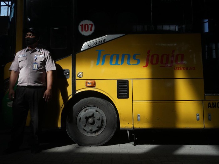 Bus Trans Jogja berhenti beroperasi hingga berakhirnya PPKM Darurat. Hal itu dilakukan guna menekan mobilitas warga selama pemberlakuan PPKM Darurat.