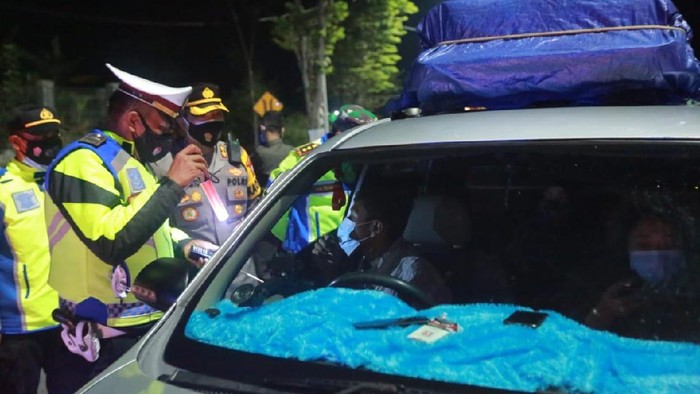 Petugas memeriksa kendaraan yang akan melintasi Garut.