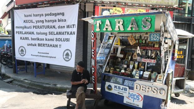 PKL di Cikapundung Bandung tolak PPKM Darurat diperpanjang.