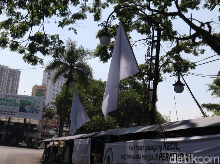 PKL di Cikapundung Bandung tolak PPKM Darurat diperpanjang.