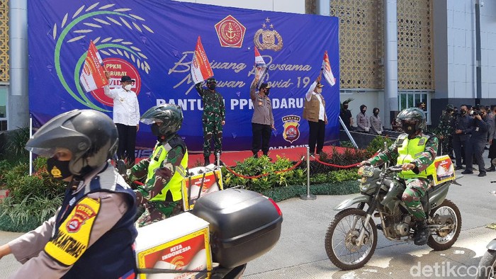 Polisi-TNI salurkan bantuan untuk warga Banten terdampak COVID-19.