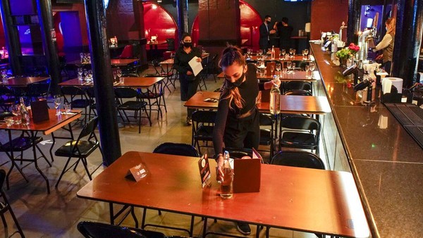 Sejumlah persiapan pun dilakukan di klub malam yang berada di kawasan London, untuk segera beroperasi kembali. Â Sejumlah persiapan pun dilakukan di klub malam yang berada di kawasan London, untuk segera beroperasi kembali. Â