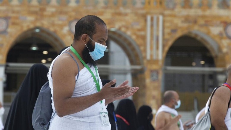 Potret Pelaksanaan Ibadah Haji dengan Protokol Kesehatan Pelaksanaan haji di masa pandemi COVID-19 membuat para jemaah menunaikan ibadah haji dengan menerapkan protokol kesehatan. Seperti ini potretnya.