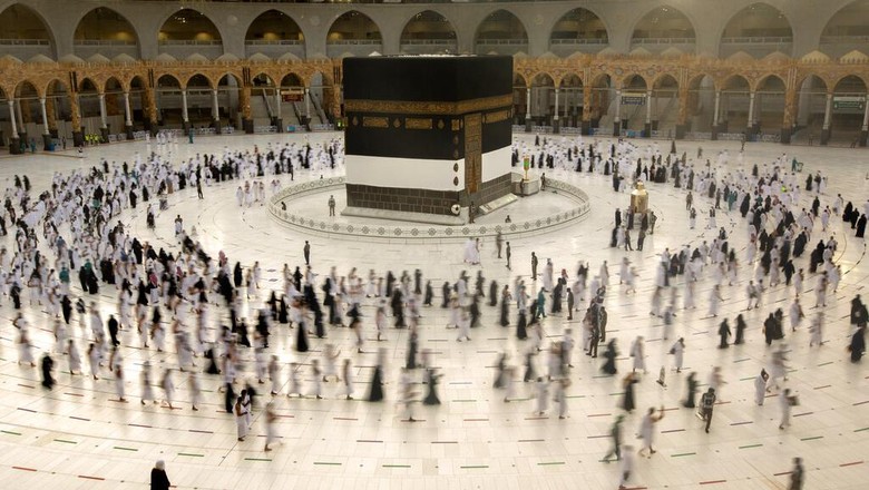 Potret Pelaksanaan Ibadah Haji dengan Protokol Kesehatan Pelaksanaan haji di masa pandemi COVID-19 membuat para jemaah menunaikan ibadah haji dengan menerapkan protokol kesehatan. Seperti ini potretnya.