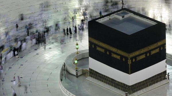 Wilayah udara Makkah di Arab Saudi juga haram diterbangi pesawat. Di Makkah terdapat bangunan yang dianggap sangat suci oleh umat Islam, yaitu Kakbah. Pilot yang terbang di atas Kakbah terancam sanksi berat dan denda yang sangat besar oleh pemerintah Arab Saudi. Foto: AP Photo/Amr Nabil Makkah, Arab Saudi Wilayah udara Makkah di Arab Saudi juga haram diterbangi pesawat. Di Makkah terdapat bangunan yang dianggap sangat suci oleh umat Islam, yaitu Kakbah. Pilot yang terbang di atas Kakbah terancam sanksi berat dan denda yang sangat besar oleh pemerintah Arab Saudi. Foto: AP Photo/Amr Nabil Makkah, Arab Saudi